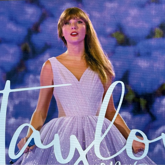 Taylor Swift on Tour: In Focus Poster Book - Picture 2 of 4
